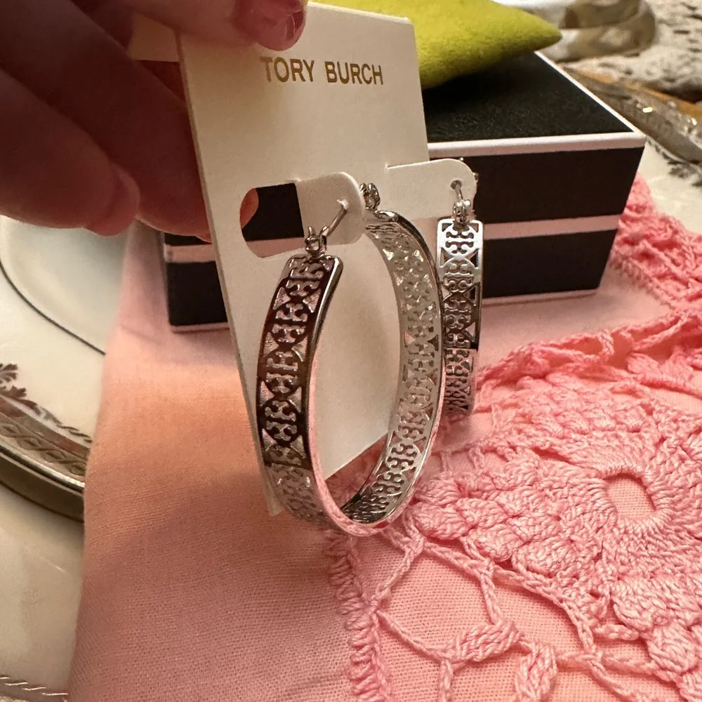 Tory Burch Large Silver Kinsley Hoop Earrings NWT‎